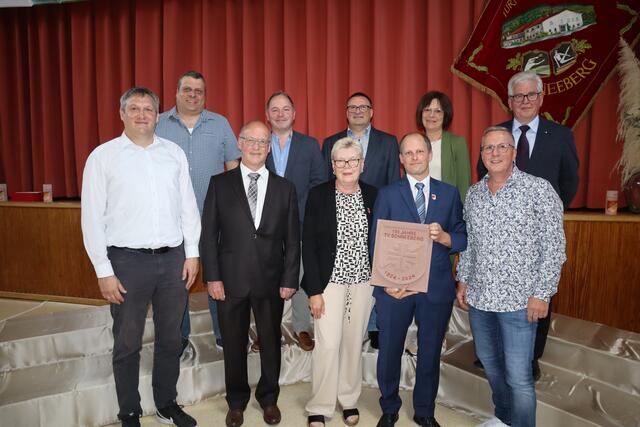 Vertreter des Gemeinderats Schneeberg bei der Überreichung der Gedenksteintafel
hinten v.l.n.r.: Mathias Kiel, Thomas Haas, Ralf, Dolzer, Petra Berberich, Bernhard Pfeiffer
vorne v.l.n.r.: Andreas Zipp, Kurt Repp, Marianne Link, Marcel Rajcsanyi, Ralf Wöber | Foto: TV Schneeberg