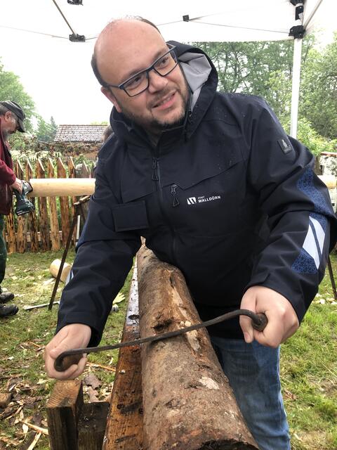 Bürgermeister Meikel Dörr (Stadt Walldürn): Vorsitzender des Odenwälder Freilandmuseums e.V. ließ die Späne mit dem Schäleisen fliegen. | Foto: © Sparkasse Neckartal-Odenwald, Odenwälder Freilandmuseum, Naturpark Neckartal-Odenwald)