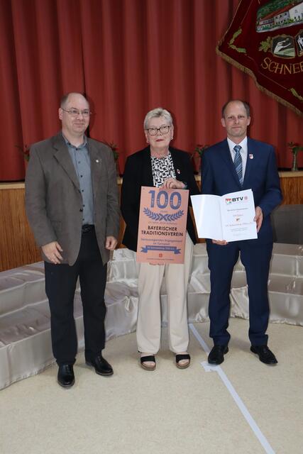 Überreichung Glückwünsche des Vertreters vom BTV Marcus Schneider mit Aushändigung des Prädikatsschildes "100 Jahre Traditionsverein"
v.l.n.r Marcus Schneider (BTV), Marianne Link 1. Vorständin, Marcel Rajcsanyi 2. Vorstand | Foto: TV Schneeberg