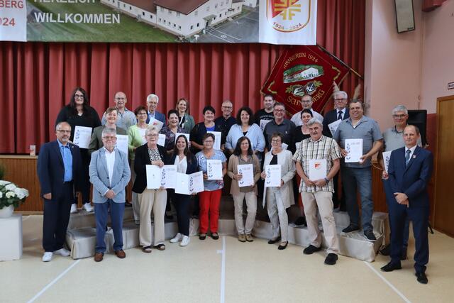 Ehrung für 25 Mitgliedschaft im Turnverein Schneeberg
hinten v.l.n.r.: Angelika Weis, Burkhard Speth, Hubert Kuhn, Stefanie Keller, Michael Beuert, Patrick Schäfer, Christopher Beck, Bernhard Pfeiffer
mitte v.l.n.r.: Margit Weber, Martha Kuhn, Susanne Repp, Ramona Königer, Andrea Häfner, Uwe Berberich, Michi Berberich, Mathias Kiel, Andreas Hickmann
vorne v.l.n.r.: Klaus Greier (BLSV), Adolf Zerr (BLSV), Marianne Link, Anke Melchior, Brigitte Zang, Christa Scharnagel, Martina Pfeiffer, Hubert Scharnagel, Marcel Rajcsanyi | Foto: TV Schneeberg