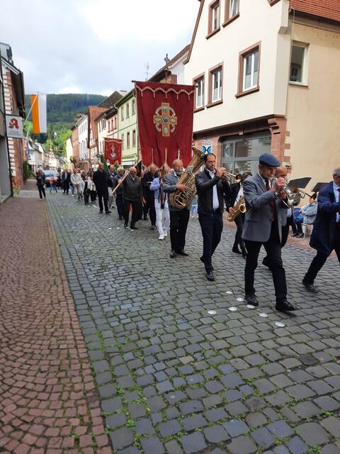 Die Stadtkapelle und Fahnenabordnungen begleiten die Prozession | Foto: Thomas Bertlwieser