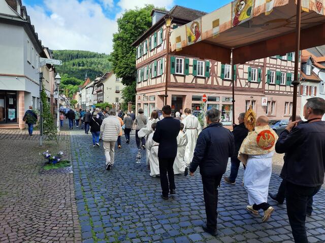 Pfarrvikar Ninh trägt das Allerheiligste in der Monstranz durch die Hauptstraße von Miltenberg | Foto: Thomas Bertlwieser