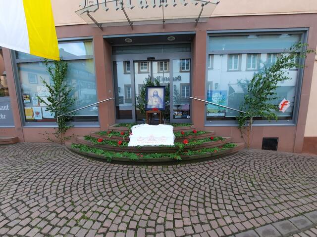 Geschmückter Altar in der Hauptstraße | Foto: Thomas Bertlwieser