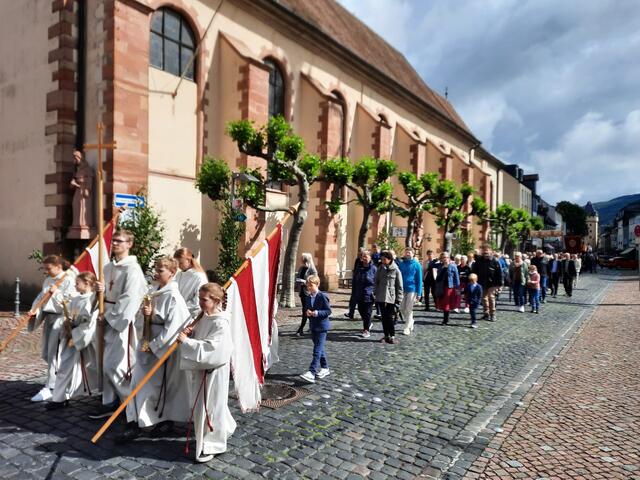 Die Prozession auf dem Weg zum 3. Altar am Alten Rathaus | Foto: Thomas Bertlwieser