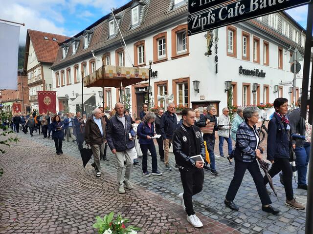 Die Prozession auf dem Weg zum 2. Altar am Seniorenheim Maria Regina | Foto: Thomas Bertlwieser