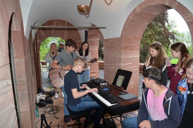 Die Band der Theresia-Gerhardinger-Realschule in Aktion bei der Vernissage zum Jugendkulturpreis des Landratsamts Miltenberg 2024. | Foto: Brigitte Hartung-Bretz