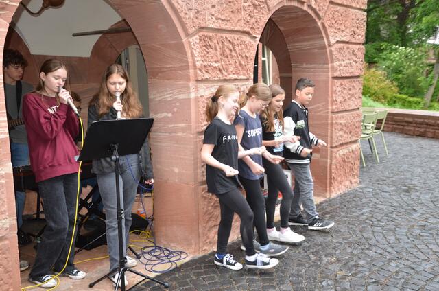 Band und einige Chormitglieder der TGRS Amorbach verbreiten gute Laune bei der Vernissage zum Jugendkulturpreis 2024. | Foto: Brigitte Hartung-Bretz