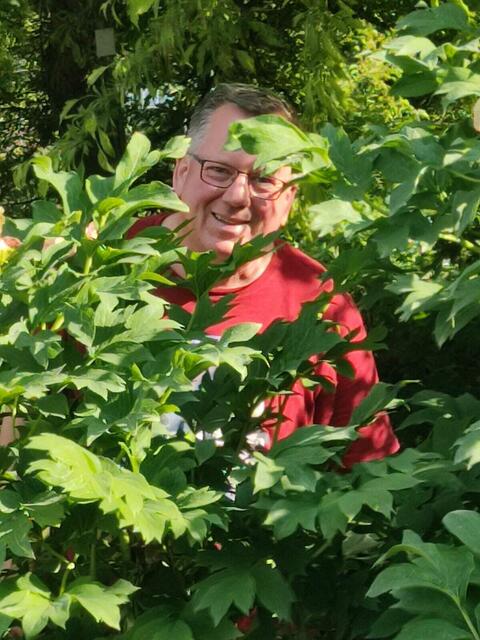 Norbert Clausen zeigt Gartenliebhabern seinen naturnahen Garten in Großheubach. | Foto: privat