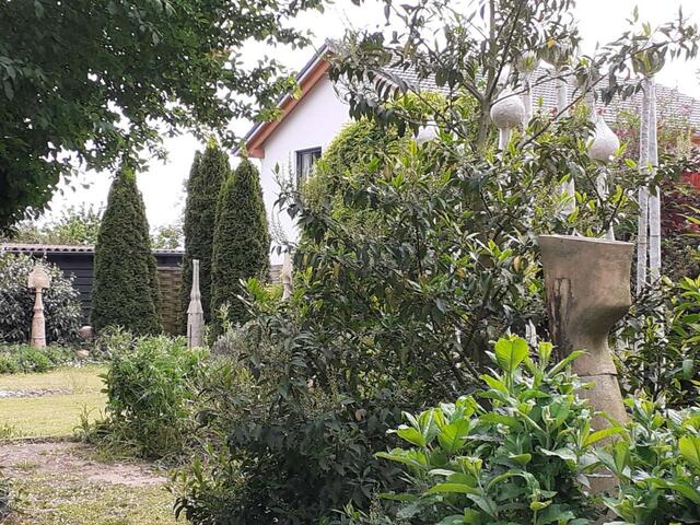 Der Garten von Edeltraud Klement in Niedernberg ist eine Symbiose von Kunst und Natur. | Foto: privat