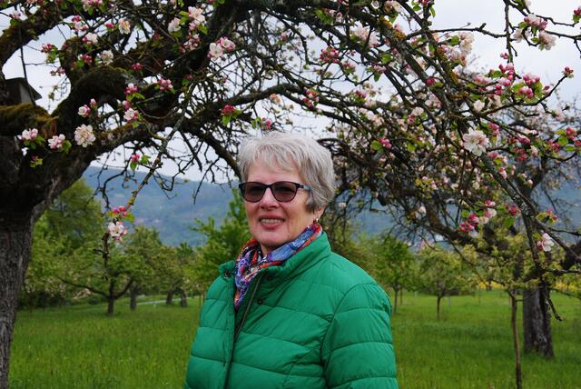 Helga Amrhein vom Obstkulturpark in Klingenberg-Trennfurt erläutert Besuchern am Sonntag die Anlage. | Foto: Andrea Kaller-Fichtmüller