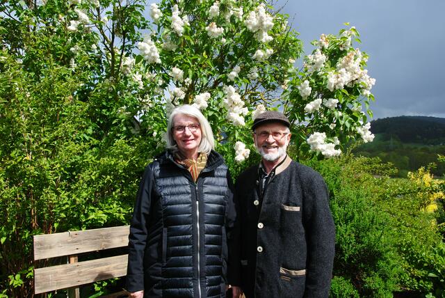 Gertrud und Otto Pfeifer zeigen Gartenliebhabern ihren Garten, der rund um das ganze Haus führt. | Foto: Andrea Kaller-Fichtmüller