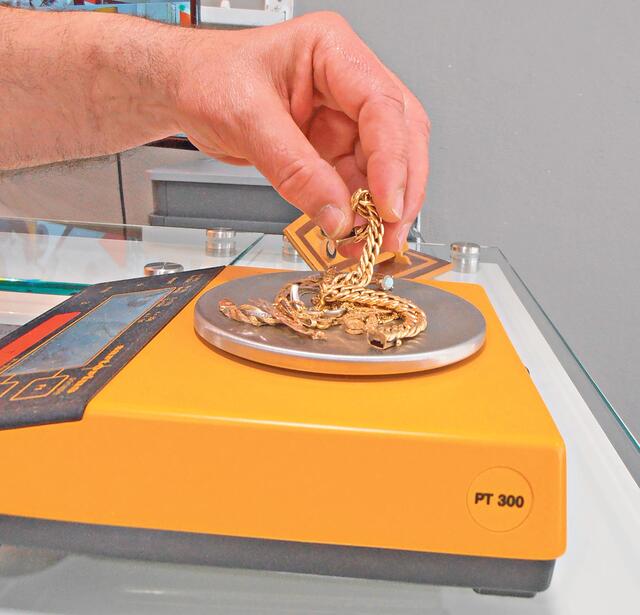 Vor den Augen des Kunden wird das Altgold von Herrn Kartal professionell bewertet. Das heißt, Goldlegierung und Gewicht des Stückes werden ermittelt.