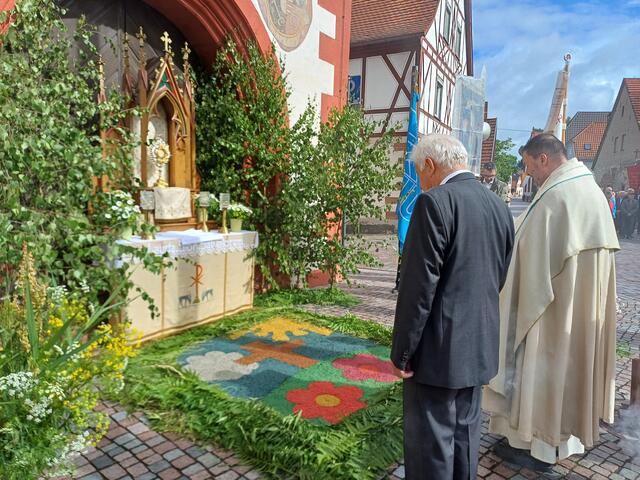 Fronleichnam 2024 in Bürgstadt, Stationsaltar am Rathaus