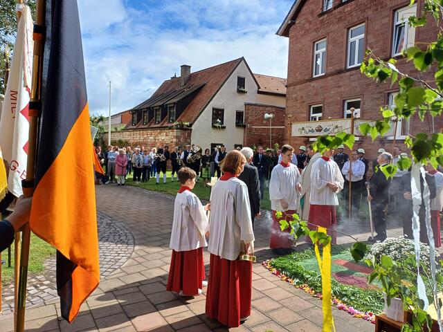 Fronleichnam 2024 in Bürgstadt, Stationsaltar im alten Kirchhof