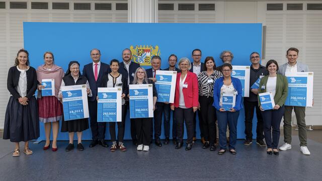 Finanz- und Heimatminister Albert Füracker übergibt Förderbescheide für innovative und digitale Heimatprojekte. | Foto: StMFH/Christian Blaschka