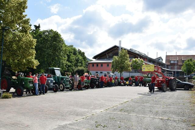 Schlepperaufstellung | Foto: Konrad Meisenzahl