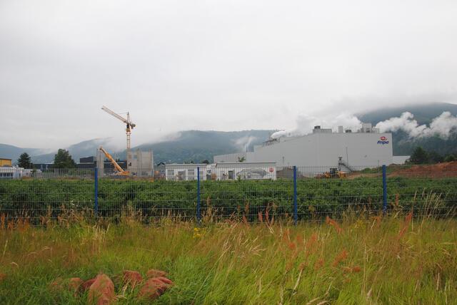 Blick auf die Fripa und den Bau des neuen Technikgebäudes. Der Spatenstich hierfür fand im April 2024 statt. Mit dem Bau beauftragt ist die Firma Dreßler Bau aus Aschaffenburg. | Foto: Andrea Kaller-Fichtmüller