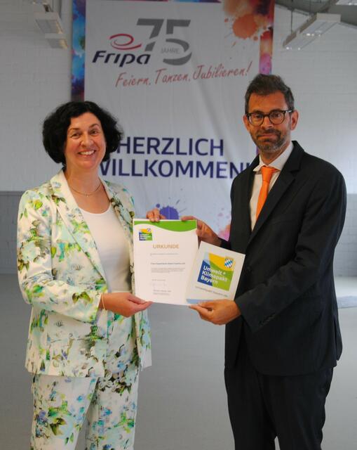 Verena Queck-Glimm, geschäftsführende Gesellschafterin Fripa, erhält von Landrat Jens Marco Scherf im Auftrag des bayerischen Umweltministers die Teilnahmeurkunde am Umwelt- und Klimapakt. | Foto: Andrea Kaller-Fichtmüller