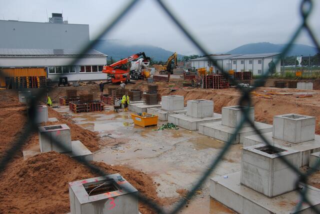 Der Bau des Technikgebäudes der Fripa – der Spatenstich hierfür fand im April 2024 statt – schreitet zügig voran. Mit dem Bau beauftragt ist die Firma Dreßler Bau aus Aschaffenburg. | Foto: Andrea Kaller-Fichtmüller
