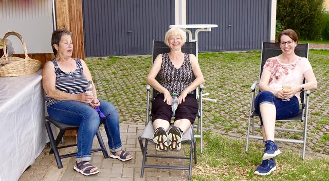 Noch herrscht Ruhe vor dem Ansturm nach der Halbzeit: gelassen warten diese drei Damen aus Windischbuchen auf die Fußball-Halbzeit. Dann gibt es Bratwurst, Steaks und Co für die dortigen Public-Viewer. 