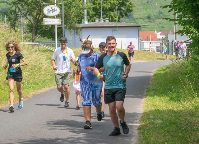 Trotz Hitze und Schwüle: Mit einem Lächeln auf dem Gesicht absolvierten die teilweise originell verkleideten Läuferinnen und Läufer die rund 400 Meter lange Laufstrecke. | Foto: Winfried Zang