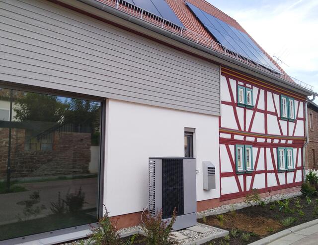Auch im jüngst um einen Neubau erweiterten Baudenkmal, hier im "Eschauer Haus für Begegnung und Regionale Entwicklung (EHRE)" aus dem 17. Jahrhundert, kommt die Wärmepumpe zum Einsatz | Foto: © LAG Main4Eck