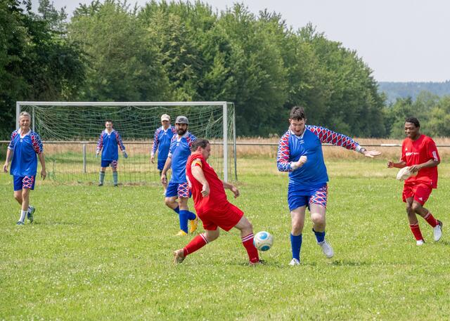 Mit dem Spiel Lebenshilfe Stockstadt gegen Lebenshilfe Großheubach startete das Fußballturnier des Inklusionssportfests in Trennfurt. | Foto: Winfried Zang