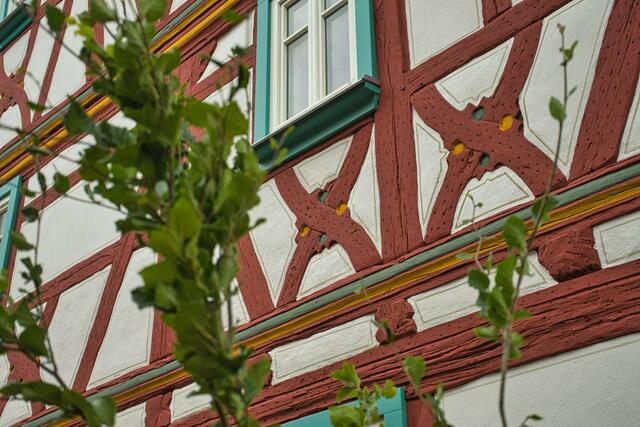 Farbige Akzente schmücken die Fassade des restaurierten Gebäudes aus dem 17. Jahrhunderts. | Foto: © LAG Main4Eck