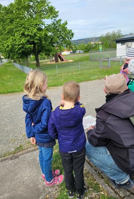 In welchem Zustand sind die Spielplätze in Erlenbach und Ortsteilen?  Das sahen sich die jungen Teilnehmerinnen und Teilnehmer am „Projekt Zukunft“ bei der Ortsbegehung in Erlenbach an.  | Foto: Privat