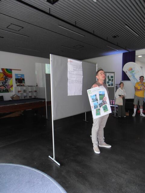 Bürgermeister Kahlert nach der Präsentation im JUZ Miltenberg zu den jungen Menschen: "Ihr habt uns einen Arbeitsauftrag gegeben, wir versuchen etwas umzusetzen." 