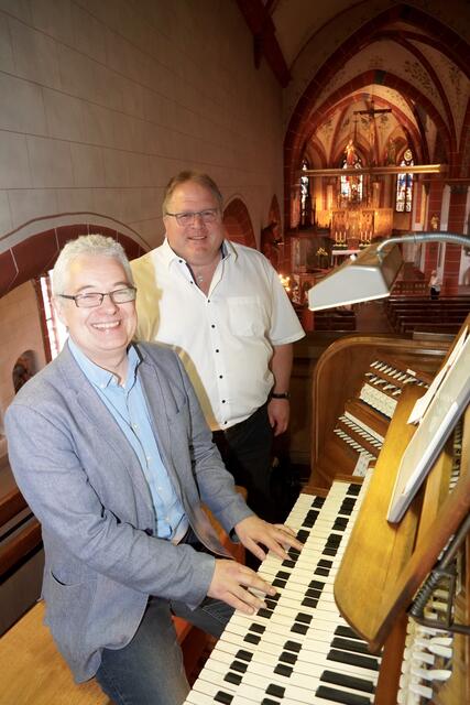 Viel Applaus erhielt  Peter Reulein, der Frankfurter Orgel-Künstler und talentierte, ideenreiche Kantor in Großheubach - hier mit Bürgermeister Gernot Winter.. Wieder einmal mehr bewies der mehrfach ausgezeichnete Organist Peter Reulein bewundernswerte Virtuosität, außergewöhnlichen Improvisationsreichtum und großartiges Einfühlungsvermögen im Orgelspiel.
