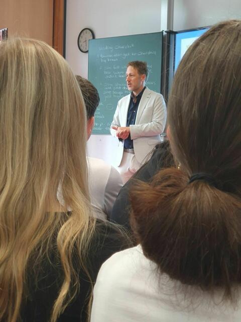 Schülerinnen und Schüler der TGRS im Gespräch mit MdL Martin Stock | Foto: Robin Haseler