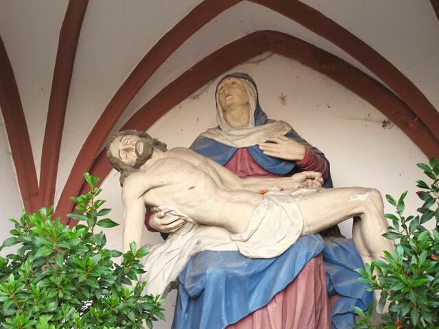 Pieta, am Treppenaufgang