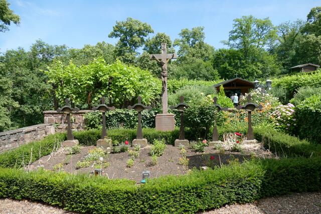 Der Friedhof der Franziskaner, im Hintergrund die Kapelle im Franziskanergarten