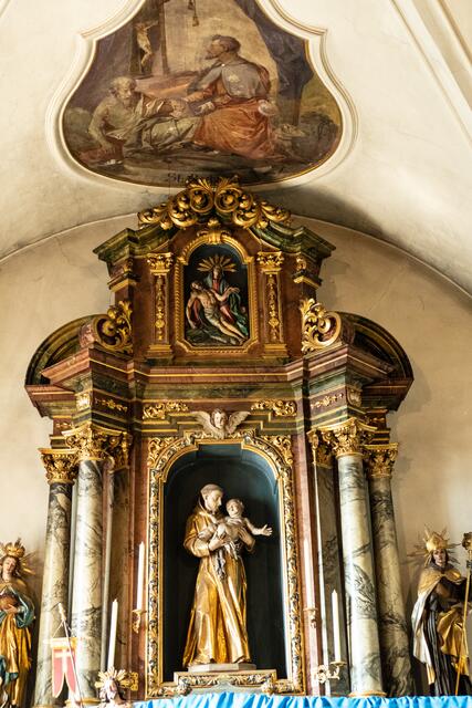 Der Altar in der Antoniuskapelle wurde 1909 zum 700jährigen Jubiläum des Franziskanerordens aufgestellt. 
