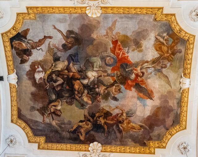 Der Heilige Erzengel Michael kämpft gegen Luzifer (auch Engelsturz genannt).