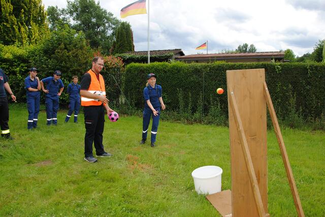 Die Teilnehmer der Jugendfeuerwehr Eisenbach werfen nacheinander einen Ball so an eine Wand, dass dieser in den bereitgestellten Eimer fällt. | Foto: Andrea Kaller-Fichtmüller