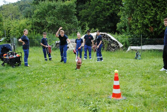 Ein Teammitglied der Jugendfeuerwehr Neunkirchen-Richelbach versucht, mit einem Leinenbeutel den Tennisball vom Verkehrskegel zu werfen. | Foto: Andrea Kaller-Fichtmüller