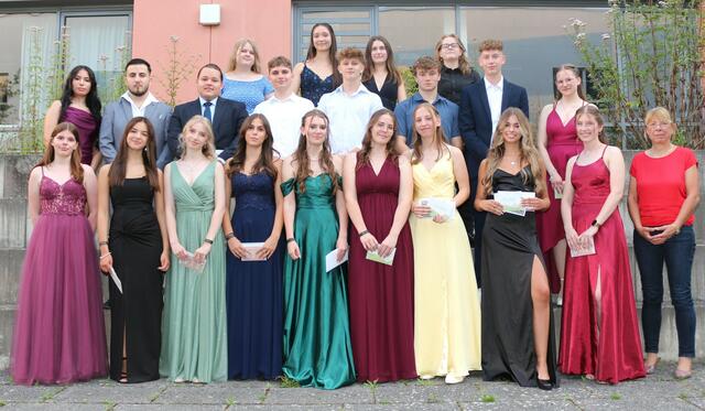 22 Schülerinnen und Schüler mit einem Notendurchschnitt von 2,0 oder besser mit der Vertretung des Landrates Frau Monika Wolf-Pleßmann (rechts) | Foto: Michaela Grimm