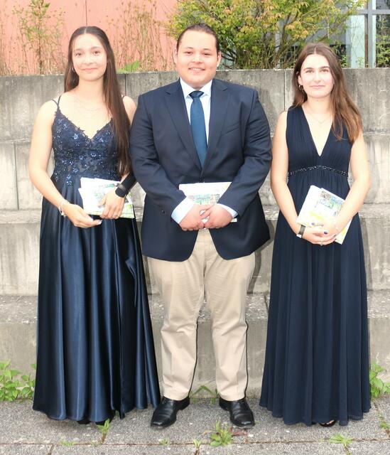 Die drei besten Abschlussschüler: von links Leonie Eichelsbacher (10d) mit Gesamtdurchschnitt 1,0, Felipe Jung (10a) mit 1,18 und Michelle Lauerer (10d) mit 1,0; | Foto: Michaela Grimm