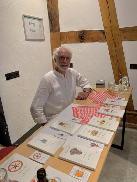 Roman Kempf umring von seinen Werken | Foto: EÖB Kleinheubach