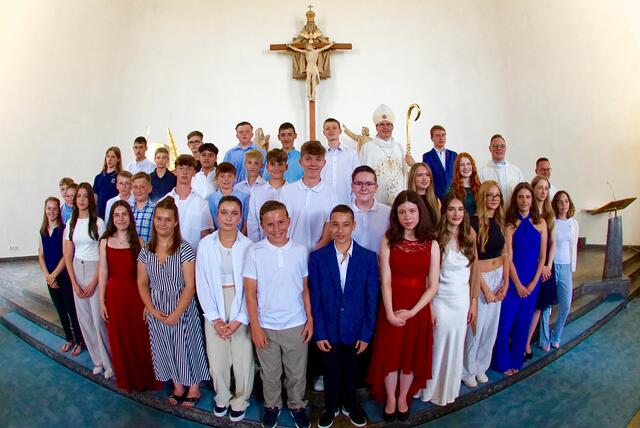 Am vergangenen Montag erhielten 36 Jugendliche aus der Pfarreiengemeinschaft Am Engelberg durch Weihbischof Paul Reder das Sakrament der Firmung.