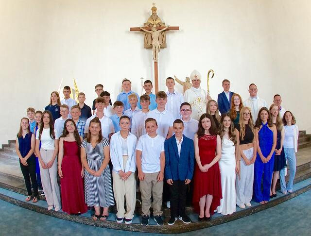 Am vergangenen Montag erhielten 36 Jugendliche aus der Pfarreiengemeinschaft Am Engelberg durch Weihbischof Paul Reder das Sakrament der Firmung.