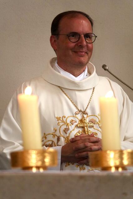 Vor allem sei die Firmung etwas Besonderes, da ziehe Gott mit seinem Geist bei den Firmlingen ein und bewirke Gutes, schenke Kraft und Hilfe auf ihren weiteren Lebensweg im wertschätzenden Miteinander – betonte Weihbischof Paul Reder.