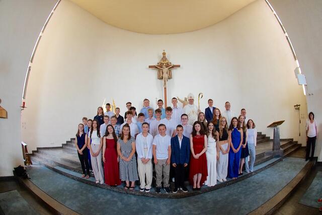 Am vergangenen Montag erhielten 36 Jugendliche aus der Pfarreiengemeinschaft Am Engelberg durch Weihbischof Paul Reder das Sakrament der Firmung.