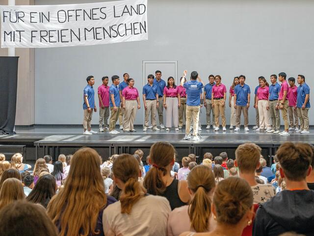 Gebannt lauschten die Schülerinnen und Schüler des Miltenberger Gymnasiums am Freitag dem Vortrag des philippinischen Chors. | Foto: Winfried Zang