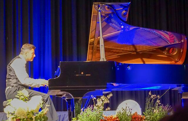 Klavierspiel mit Hingabe, sowohl technisch als auch virtuos perfekt, präsentierte Holger Blüder. | Foto: Ruth Weitz