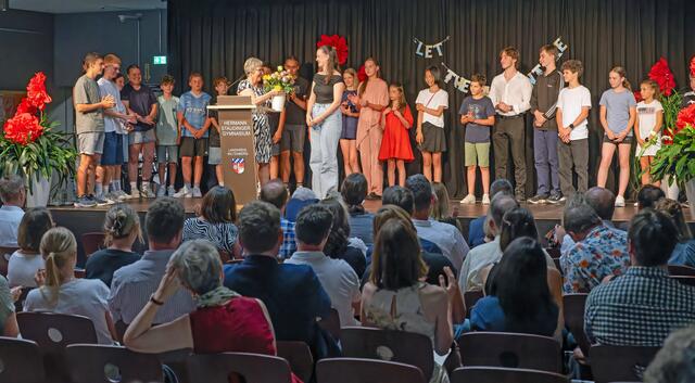 Jeweils eine Blume überreichten die Klassen- und Schülersprecher:innen der scheidenden Schulleiterin. | Foto: Winfried Zang