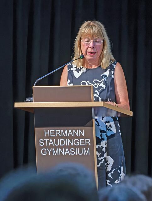 Für den Sachaufwandsträger des Hermann-Staudinger-Gymnasiums, den Landkreis Miltenberg, verabschiedete sich stellvertretende Landrätin Monika Wolf-Pleßmann von Christine Büttner. | Foto: Winfried Zang