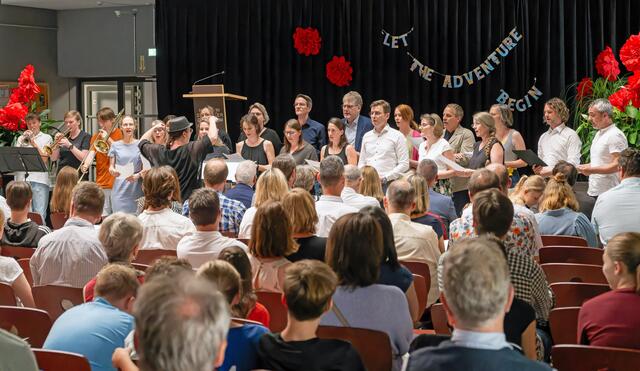 Der große Chor des HSG-Kollegiums verabschiedete die Schulleiterin mit „Jesus bleibt meine Freude“. | Foto: Winfried Zang